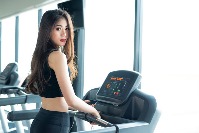 亚洲体育运动女人走运行跑步机设备健身锻炼健身房体育运动和美概念锻炼和强度培训主题有氧运动和饮食主题女人肖像