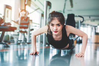 亚洲女人<strong>健身女孩</strong>推联合包裹<strong>健身健身</strong>房医疗保健和健康的概念培训和身体构建主题强度和美概念