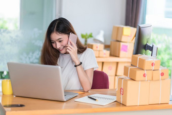 亚洲女人享受自己而使用互联网移动PC和电话办公室业务和市场营销和部分时间概念在线<strong>购物</strong>和业务成功<strong>主题</strong>快乐情绪做工作工作