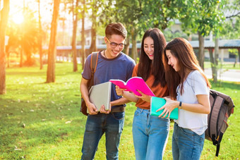三个亚洲年轻的校园人辅导和准备为最后检查大学教育和学习概念友谊和关系船概念大学和在户外主题