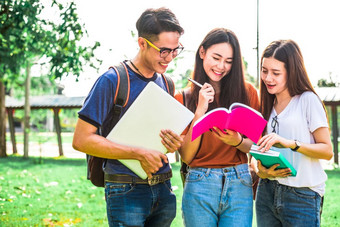 三个亚洲年轻的校园学生享受辅导和阅读书在一起友谊和教育概念校园<strong>学校</strong>和<strong>大学</strong>主题幸福和有趣的学习<strong>大学</strong>