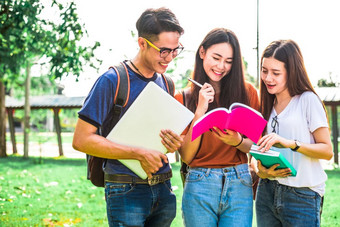 三个亚洲年轻的<strong>校园</strong>学生享受辅导和阅读书在一起友谊和教育概念<strong>校园</strong>学<strong>校</strong>和大学主题幸福和有趣的学习大学