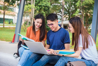 三个亚洲年轻的校园学生享受辅导和阅读书在一起友谊和教育概念校园学校和大学主题幸福和有趣的学习大学
