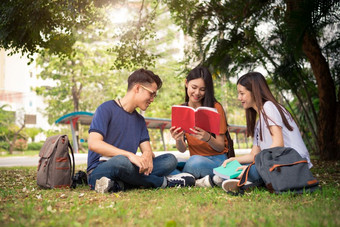 集团亚洲大学学生阅读书和辅导特殊的类为考试草场在户外幸福和教育学习概念回来学校概念青少年和人主题