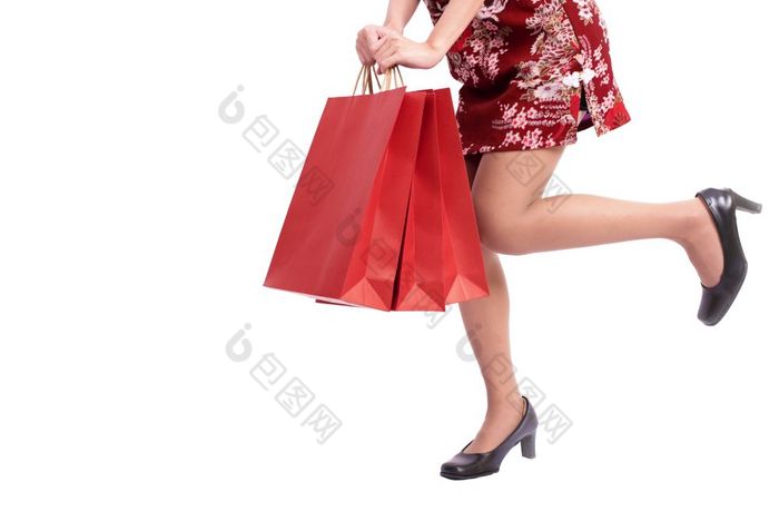 关闭年轻的亚洲美女人腿穿旗袍和持有购物袋手势中国人新一年节日事件孤立的白色背景假期和生活方式概念旗袍衣服