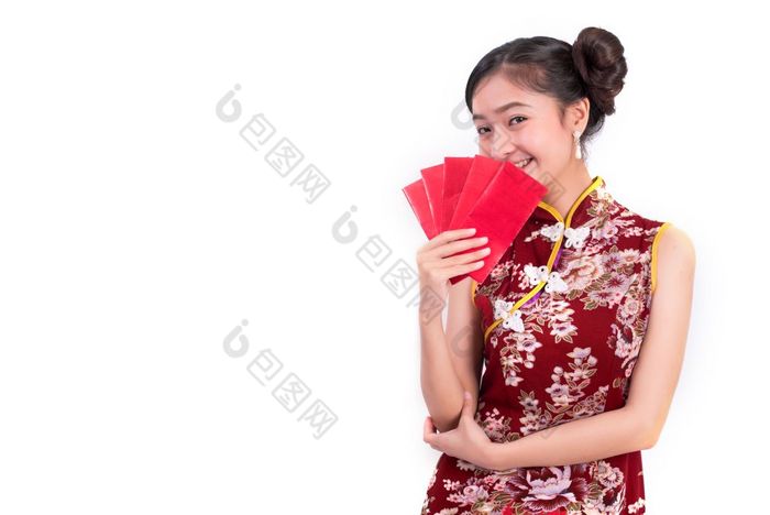 年轻的亚洲美女人穿旗袍和持有包钱手势中国人新一年节日事件孤立的白色背景假期和生活方式概念旗袍衣服穿