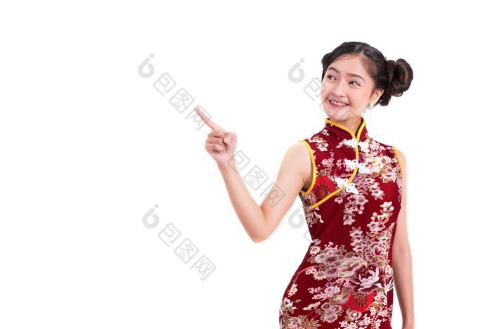 年轻的亚洲美女人穿旗袍和指出旁边手势中国人新一年节日事件孤立的白色背景假期和生活方式概念旗袍衣服穿