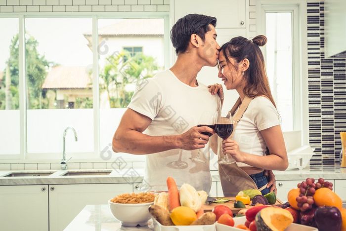 亚洲情人夫妻接吻额头和喝酒厨房房间首页爱和幸福概念甜蜜的度蜜月和情人节一天主题