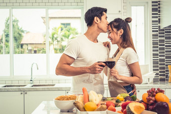 亚洲情人夫妻接吻额头和喝酒厨房房间首页爱和幸福概念甜蜜的度蜜月和情人节一天主题