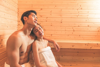 年轻的亚洲夫妻情人有浪漫的放松桑拿房间皮肤哪热治疗和身体清洁和让人耳目一新水疗中心与蒸汽浴健康的和度蜜月概念幸福在一起