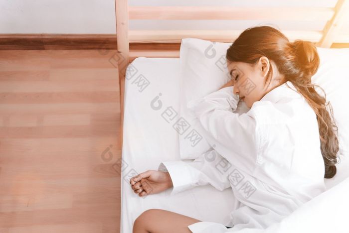 年轻的亚洲女人睡觉白色床上的早....美和假期概念假期和放松主题室内和人主题前视图