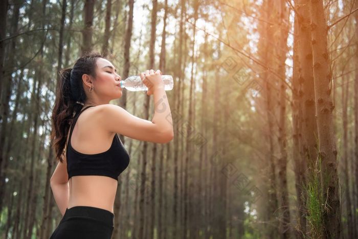 亚洲美女人喝水森林体育运动和健康的概念慢跑和运行概念放松和取打破主题在户外活动主题