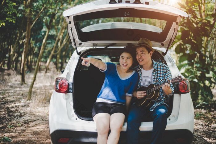 亚洲夫妇指出和旅行成森林车音乐家情人冒险和在户外概念自然和生活方式主题路旅行主题