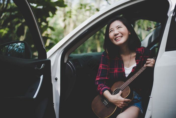 美亚洲女人微笑和有有趣的在户外夏天与尤克