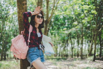 亚洲女旅行者累人的从失去了她的道路森林女人擦拭汗水走了手只有女孩旅行和冒险概念肖像和生活方式主题自然和热夏天主题