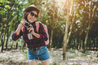 美亚洲女人微笑生活方式肖像漂亮的年轻的女人有有趣的在户外夏天与数字相机旅行摄影师概念赶时髦的人风格和只有女人主题