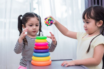 两个小女孩玩小玩具球首页在一起教育和幸福生活方式概念有趣的学习和孩子们发展主题微笑脸