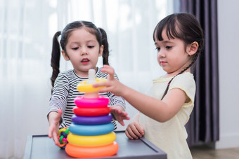 两个小女孩玩小玩具球首页在一起教育和<strong>幸福生活</strong>方式概念有趣的学习和孩子们发展主题集团孩子们