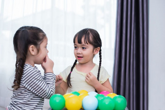 两个小女孩玩小玩具球首页在一起教育和<strong>幸福生活</strong>方式概念有趣的学习和孩子们发展主题微笑脸