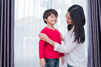 年轻的亚洲妈妈穿着儿子衬衫为准备<strong>学校</strong>妈妈。和儿子概念快乐家庭和首页甜蜜的首页<strong>主题</strong>学前教育和回来<strong>学校主题</strong>