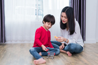 妈妈玩与儿子首页老师和她<strong>的</strong>学生玩在一起托儿所托儿所教育和回来学校概念快乐家庭和<strong>爱的</strong>人主题