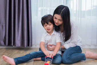 年轻的亚洲妈妈和儿子玩玩具房子妈妈。和儿子概念快乐家庭和首页甜蜜的首页主题学前教育和回来学校主题