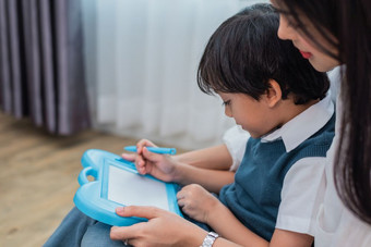 亚洲妈妈教学可爱的男孩画黑板在一起回来<strong>学校</strong>和教育概念家庭和首页甜蜜的首页<strong>主题</strong>学前教育孩子们<strong>主题</strong>