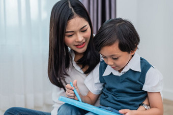 亚洲妈妈教学可爱的男孩画黑板在一起回来<strong>学校</strong>和教育概念家庭和首页甜蜜的首页<strong>主题</strong>学前教育孩子们<strong>主题</strong>