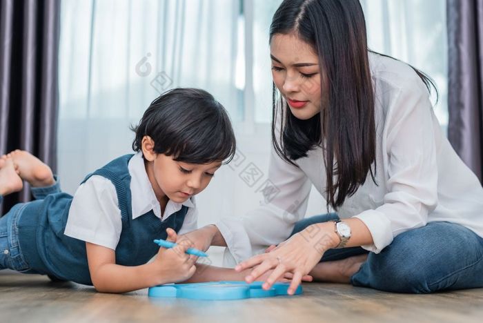 亚洲妈妈教学可爱的男孩画黑板在一起回来学校和教育概念家庭和首页甜蜜的首页主题学前教育孩子们主题