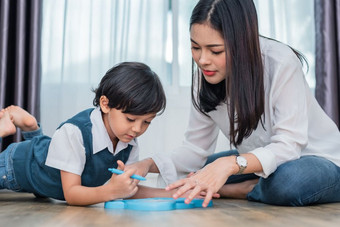 亚洲妈妈教学可爱的男孩画黑板在一起回来<strong>学校</strong>和教育概念家庭和首页甜蜜的首页<strong>主题</strong>学前教育孩子们<strong>主题</strong>