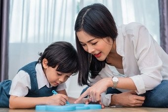 亚洲妈妈教学可爱的男孩画黑板在一起回来<strong>学校</strong>和教育概念家庭和首页甜蜜的首页<strong>主题</strong>学前教育孩子们<strong>主题</strong>