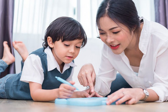 亚洲妈妈教学可爱的男孩画<strong>红色</strong>的心董事会与颜色笔回来学校和<strong>教育</strong>概念家庭和首页甜蜜的首页<strong>主题</strong>学前<strong>教育</strong>孩子们<strong>主题</strong>前面视图角