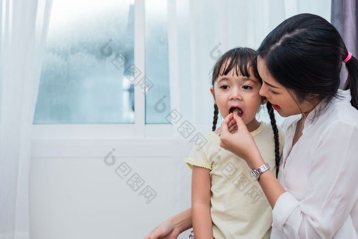 妈妈喂养孩子们与土豆芯片老师喂养学生与零食回来学校和教育概念孩子们和孩子们主题首页甜蜜的首页和托儿所主题