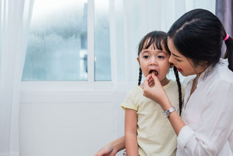 妈妈喂养孩子们与土豆芯片老师喂养学生与零食回来学校和教育概念孩子们和孩子们主题首页甜蜜的首页和托儿所主题