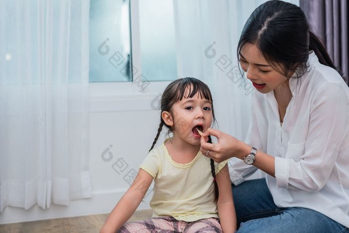 妈妈喂养孩子们与土豆芯片老师喂养学生与零食回来学校和教育概念孩子们和孩子们主题首页甜蜜的首页和托儿所主题