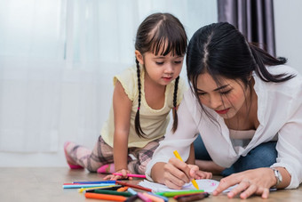 妈妈教学她的女儿画<strong>艺术类</strong>回来学校和教育概念孩子们和孩子们主题首页甜蜜的首页主题