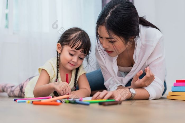 妈妈教学她的女儿画艺术类回来学校和教育概念孩子们和孩子们主题首页甜蜜的首页主题