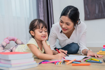 妈妈教学她的女儿画艺术类回来<strong>学校</strong>和教育概念孩子们和孩子们<strong>主题</strong>首页甜蜜的首页<strong>主题</strong>