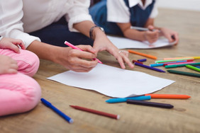 关闭手妈妈教学小孩子们画艺术类与颜色笔回