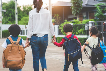 集团妈妈。和孩子们持有手会学校与书包妈妈带孩子们走学校公共汽车在一起与书包回来学校和教育学前教育父母<strong>儿子</strong>妹妹家庭