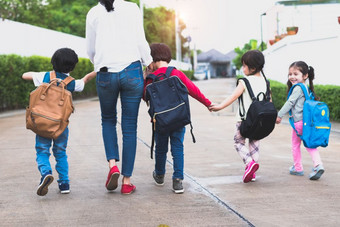 回来学校学生妈妈。集团会学校在一起父发送小<strong>男孩</strong>和女孩为第一个类学期术语与书包书包在一起协作学习和同理心托儿所