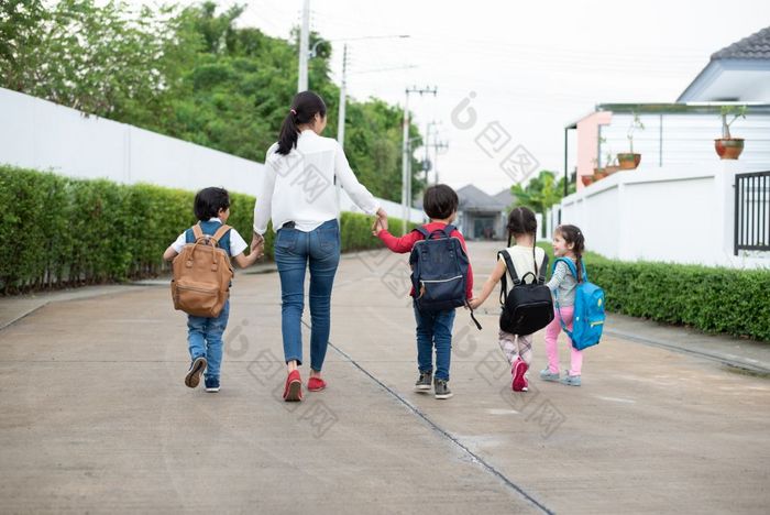 集团学前教育学生和老师持有手和走首页妈妈带她的孩子们学校在一起回来学校和教育概念人和生活方式主题回来视图