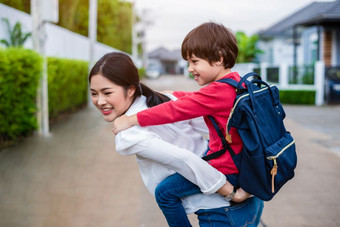 单妈妈携带和玩与她的孩子们附近<strong>首页</strong>与别墅街背景人和生活方式概念快乐<strong>家</strong>庭和<strong>首页</strong>甜蜜的<strong>首页</strong>主题在户外和自然主题