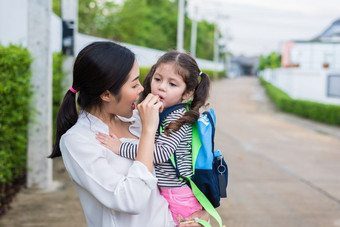 妈妈喂养她的女儿与零食之前会学校回来学校和教育概念首页甜蜜的首页和快乐家庭主题