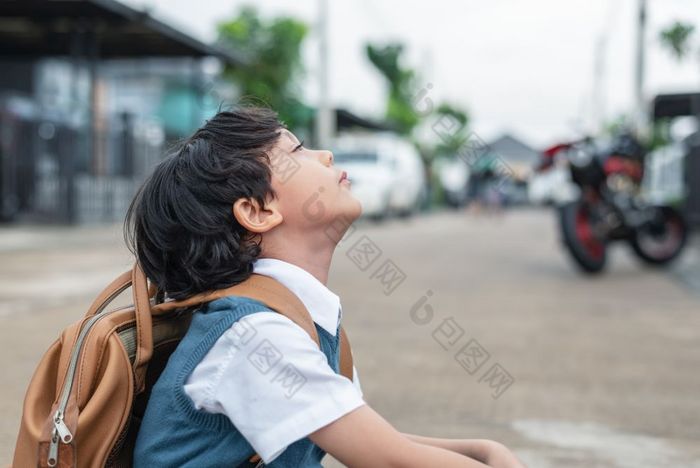 小男孩无聊的学校早....孩子们学生有无聊抑制情感人和生活方式概念教育和回来学校主题孩子们发展主题