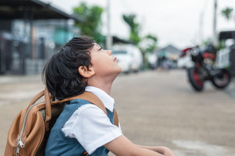 小男孩无聊的<strong>学校</strong>早....孩子们学生有无聊抑制情感人和生活方式概念教育和回来<strong>学校主题</strong>孩子们发展<strong>主题</strong>