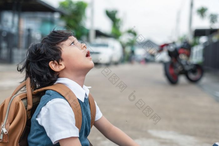 小男孩无聊的学校早....孩子们学生有无聊抑制情感人和生活方式概念教育和回来学校主题孩子们发展主题