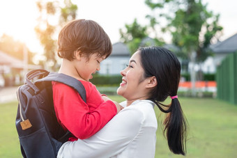 妈妈拥抱和携带她的儿子准备发送她的孩子们回来<strong>学校</strong>早....妈妈。玩与孩子们教育和回来<strong>学校</strong>概念快乐家庭和<strong>爱</strong>的人主题