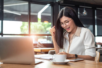 美亚洲女人有快乐的手势后完成工作幸福的与移动PC电脑咖啡馆人和生活方式概念技术和业务工作主题占领和工作主题