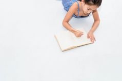 前视图幸福女孩画草图书白色地板上首页托儿所人生活方式和孩子们玩教育和孩子们概念回来学校主题复制空间背景